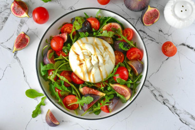 Салат с сыром буратта и помидорами Салат с сыром буратта и помидорами