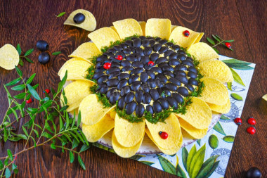 Подсолнух салат классический с чипсами и курицей Подсолнух салат классический с чипсами и курицей