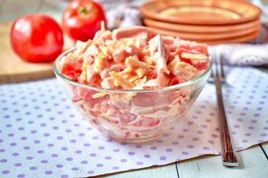 Салат с помидорами и колбасой Салат с помидорами и колбасой