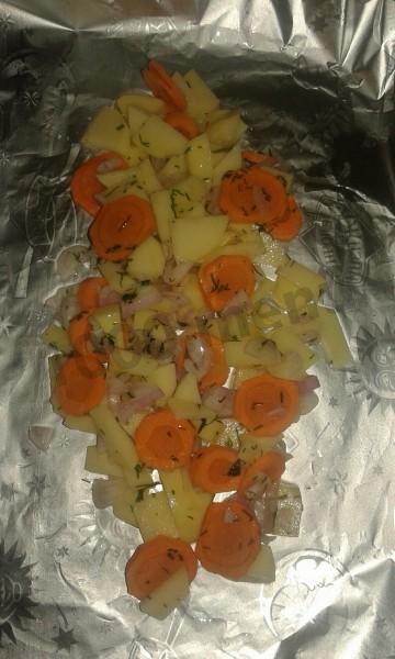Скумбрия с картофелем луком морковкой и специями в фольге