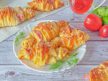 Круассан с ветчиной и сыром из слоеного теста Круассан с ветчиной и сыром из слоеного теста