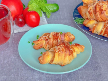 Круассан с ветчиной и сыром из слоеного теста Круассан с ветчиной и сыром из слоеного теста