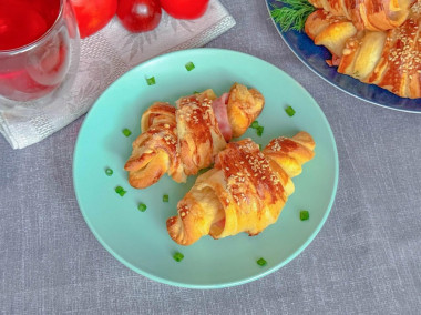 Круассан с ветчиной и сыром из слоеного теста Круассан с ветчиной и сыром из слоеного теста