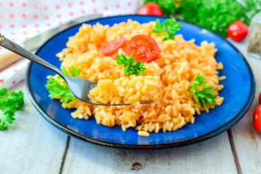 Рис в томатном соусе на сковороде