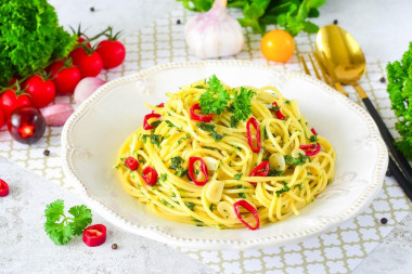 Макароны спагетти с чесноком