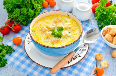 Сырный суп с сухариками и курицей