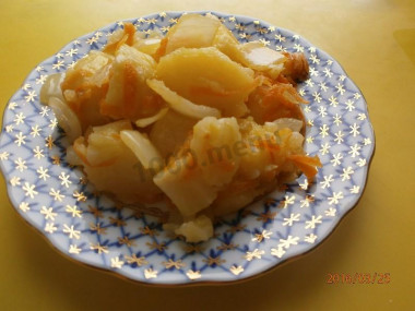 Пестрый картофель с луком и морковкой