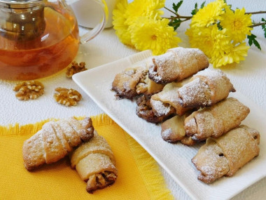 Печенье рулетики на сметане с медом и орехами
