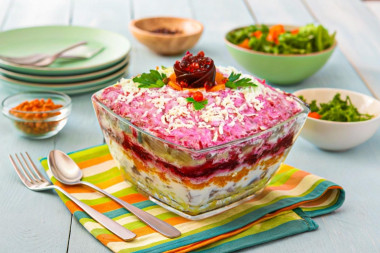 Селедка под шубой с яблоком и яйцом классическая Селедка под шубой с яблоком и яйцом классическая