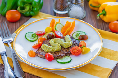 Мясо с авокадо на сковороде Мясо с авокадо на сковороде