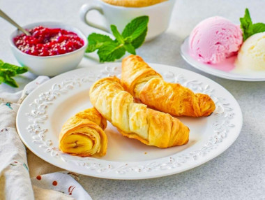 Слойки с бананом из слоеного теста Слойки с бананом из слоеного теста