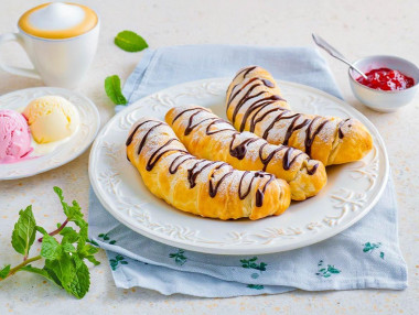 Слойки с бананом из слоеного теста Слойки с бананом из слоеного теста