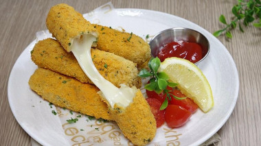 Закусочные палочки с сыром в молочной панировке с петрушкой Закусочные палочки с сыром в молочной панировке с петрушкой