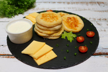 Жареные кефирные сырные лепешки из теста с разрыхлителем