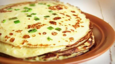 Блины из вареной картошки на молоке с зеленым луком Блины из вареной картошки на молоке с зеленым луком