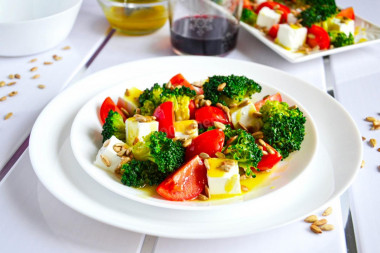 Греческий салат с сыром сиртаки брокколи, помидорами