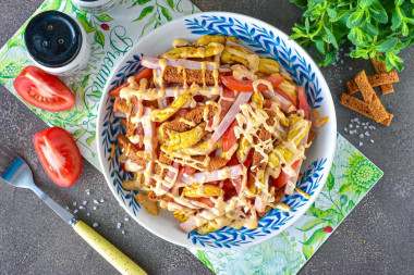 Салат Кармен с курицей и ветчиной сухариками Салат Кармен с курицей и ветчиной сухариками