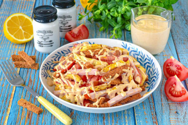 Салат Кармен с курицей и ветчиной сухариками Салат Кармен с курицей и ветчиной сухариками