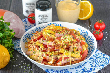 Салат Кармен с курицей и ветчиной сухариками Салат Кармен с курицей и ветчиной сухариками