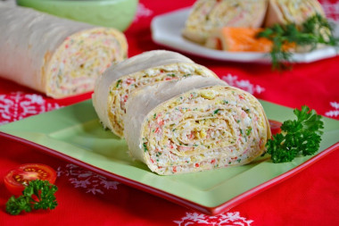 Рулет из лаваша с крабовыми палочками сыром и яйцом Рулет из лаваша с крабовыми палочками сыром и яйцом
