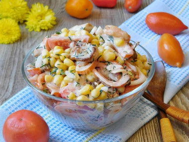 Салат с помидорами, кукурузой, жареной курицей и сметаной