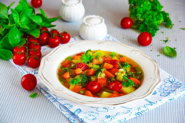 Суп овощной на мясном бульоне
