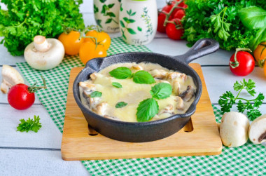 Жульен с грибами на сковороде со сметаной классический Жульен с грибами на сковороде со сметаной классический