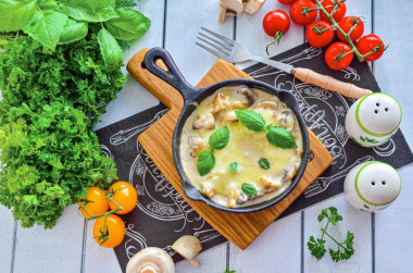 Жульен с грибами на сковороде со сметаной классический Жульен с грибами на сковороде со сметаной классический