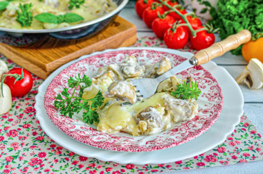 Жульен с грибами на сковороде со сметаной классический Жульен с грибами на сковороде со сметаной классический