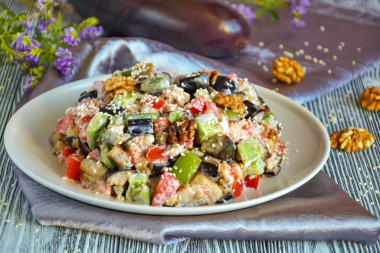 Салат из баклажанов с кунжутом, перцем и грецкими орехами Салат из баклажанов с кунжутом, перцем и грецкими орехами