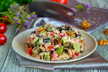 Салат из баклажанов с кунжутом, перцем и грецкими орехами Салат из баклажанов с кунжутом, перцем и грецкими орехами