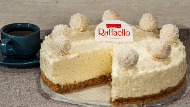 Творожный торт Рафаэлло из печенья со сливками и кокосом