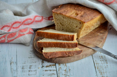 Хлеб из пшеничной муки с медом на ржаной закваске в духовке