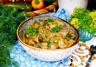 Куриные сердечки и печень в сметане на сковороде Куриные сердечки и печень в сметане на сковороде