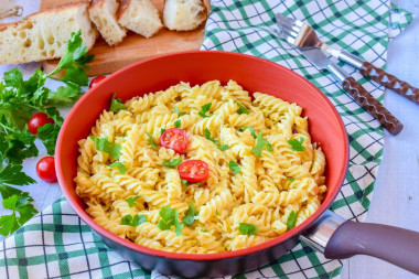 Макароны с сыром и яйцом на сковороде Макароны с сыром и яйцом на сковороде