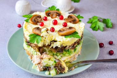 Салат с копченой курицей и жареными грибами шампиньонами