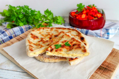 Лепешки с сыром на сковороде Лепешки с сыром на сковороде