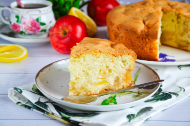 Простая шарлотка с яблоками в духовке пышная Простая шарлотка с яблоками в духовке пышная