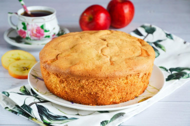 Простая шарлотка с яблоками в духовке пышная Простая шарлотка с яблоками в духовке пышная