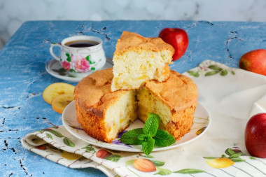 Простая шарлотка с яблоками в духовке пышная Простая шарлотка с яблоками в духовке пышная