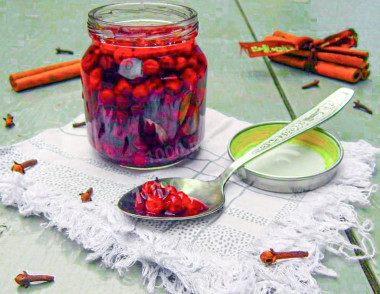 Моченая брусника на зиму с корицей и гвоздикой Моченая брусника на зиму с корицей и гвоздикой