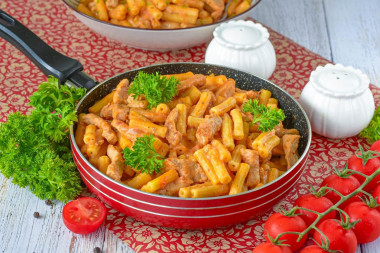 Макароны с гуляшом из свинины Макароны с гуляшом из свинины