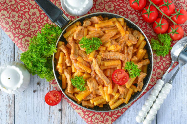 Макароны с гуляшом из свинины Макароны с гуляшом из свинины