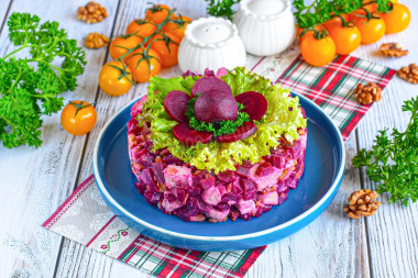 Салат с курицей свеклой и грецким орехом Салат с курицей свеклой и грецким орехом