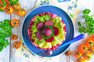 Салат с курицей свеклой и грецким орехом Салат с курицей свеклой и грецким орехом