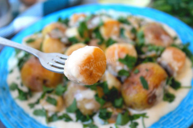 Морской гребешок с картошкой и грибами в сливочном соусе