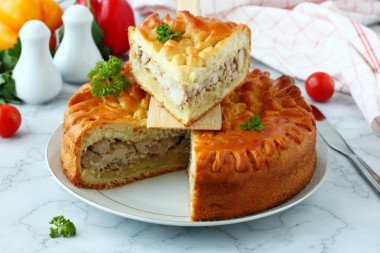 Дрожжевой пирог с мясом и картошкой