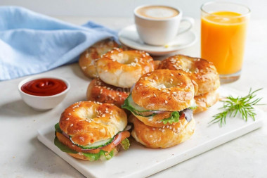 Бейгл с творожным сыром и семгой Бейгл с творожным сыром и семгой