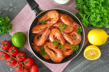 Креветки на сковороде с чесноком на сливочном масле Креветки на сковороде с чесноком на сливочном масле