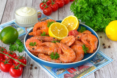 Креветки на сковороде с чесноком на сливочном масле Креветки на сковороде с чесноком на сливочном масле